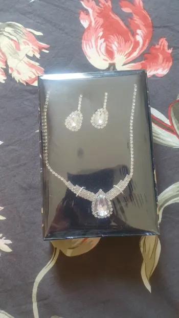 Parure strass neuve