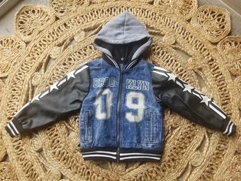 Veste en jean et manches simili cuir