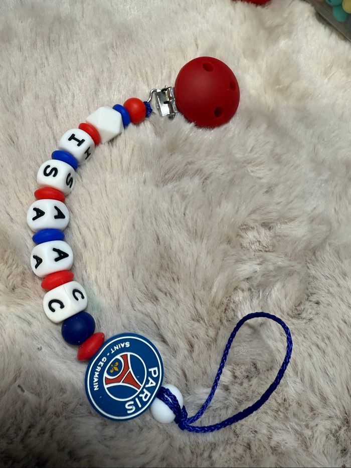 Attache tétine psg
