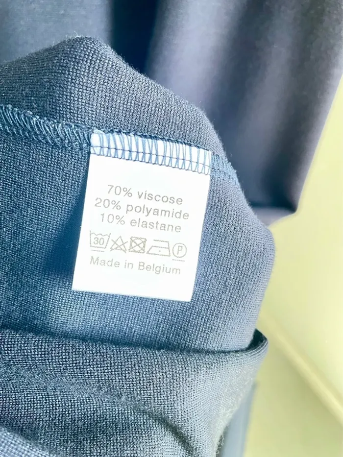 La robe bleue foncée - photo numéro 2