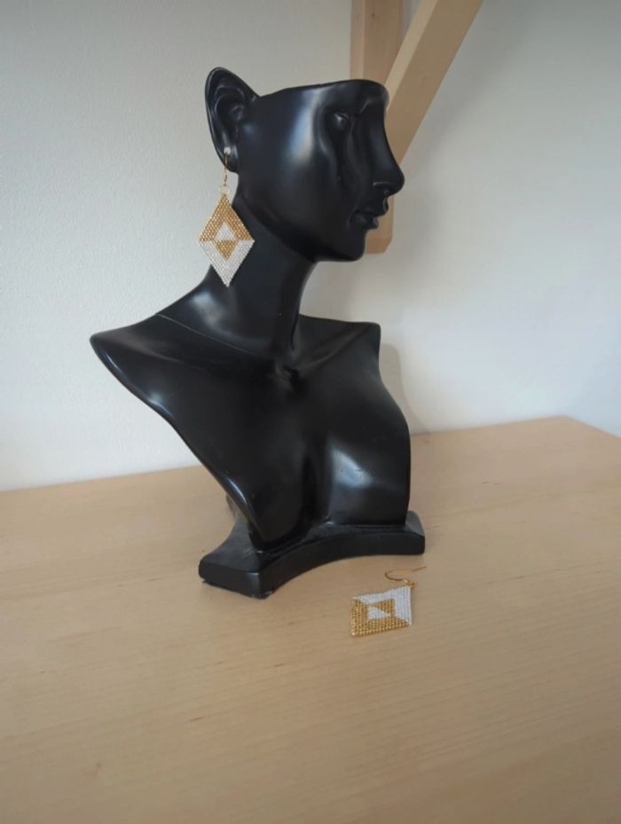 Boucles d'oreilles pendantes / triangles inversés / doré et blanc / tissage / miyuki - photo numéro 2