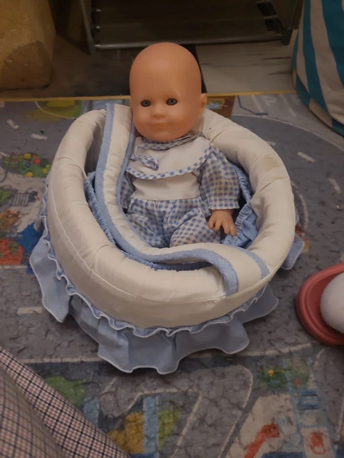 Poupee avec son sac de transport