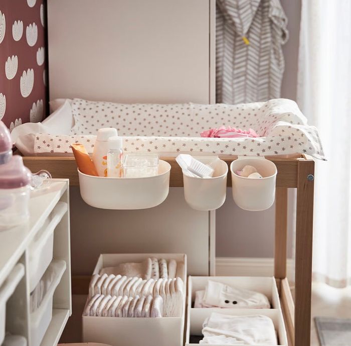 Table à langer SNIGLAR + Matelas SKOTSÄM + Housse + Corbeilles ÖNSKLIG (lot de 4) + Rangement SKUB (6 pièces) – Excellent état