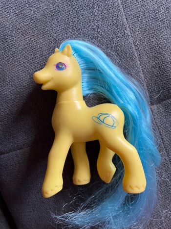 Petit poney bleu et jaune