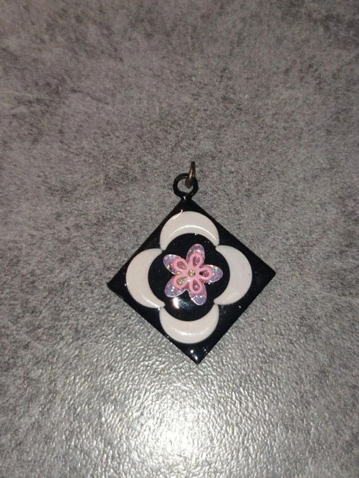Pendentif fantaisie carré métal argenté noir blanc et rose - photo numéro 2