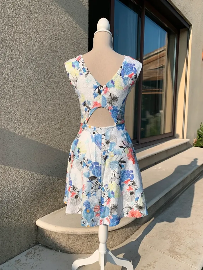 Robe blanche à fleurs matière texturée Sinéquanone taille S - photo numéro 3