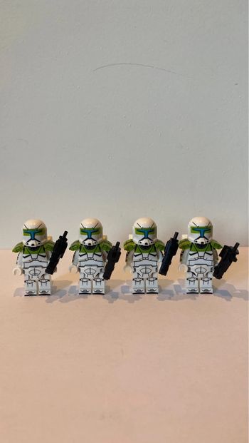 Figurine type lego 4 clones verts. Star Wars