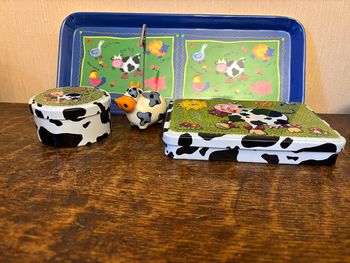 lot « Vache noire et blanche » : boites, plateau et pense-bête