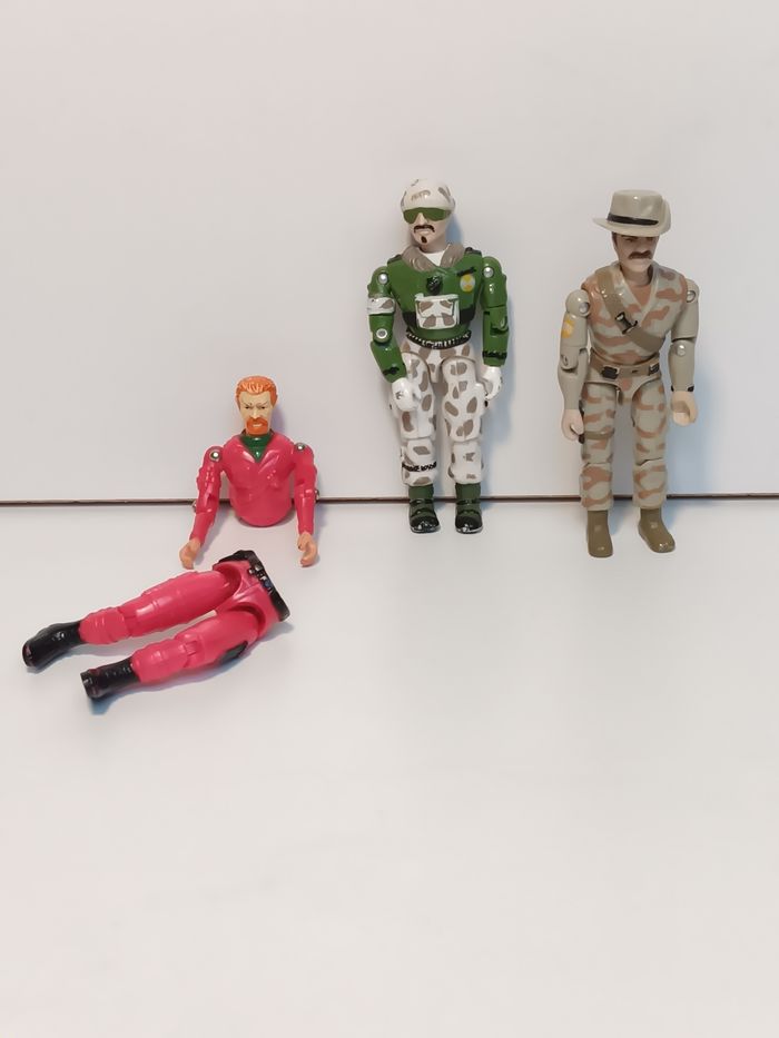 Lot 3 figurines vintage articulée Lanard 80-90 
Une des figurine a l'élastique cassé