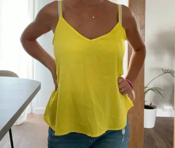 Top jaune