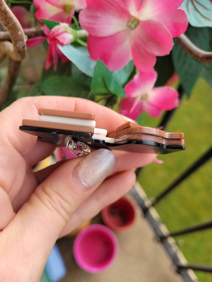 Broche dame au grand chapeau marron - photo numéro 5