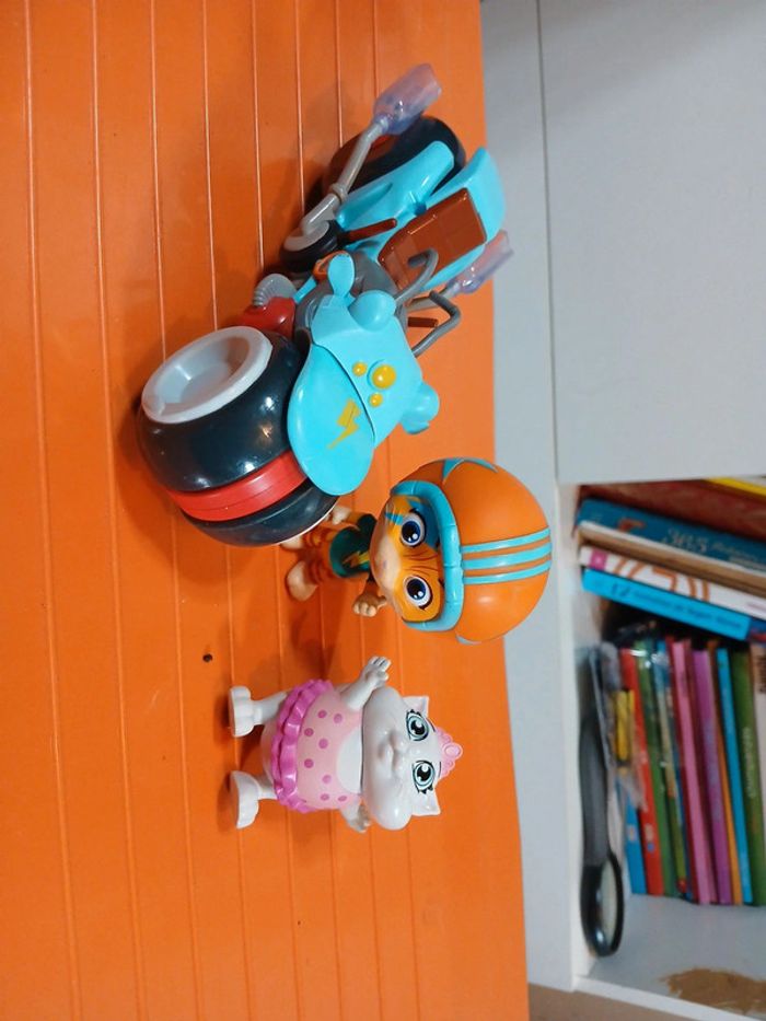 44 chats : eclair et sa moto + 1 figurine