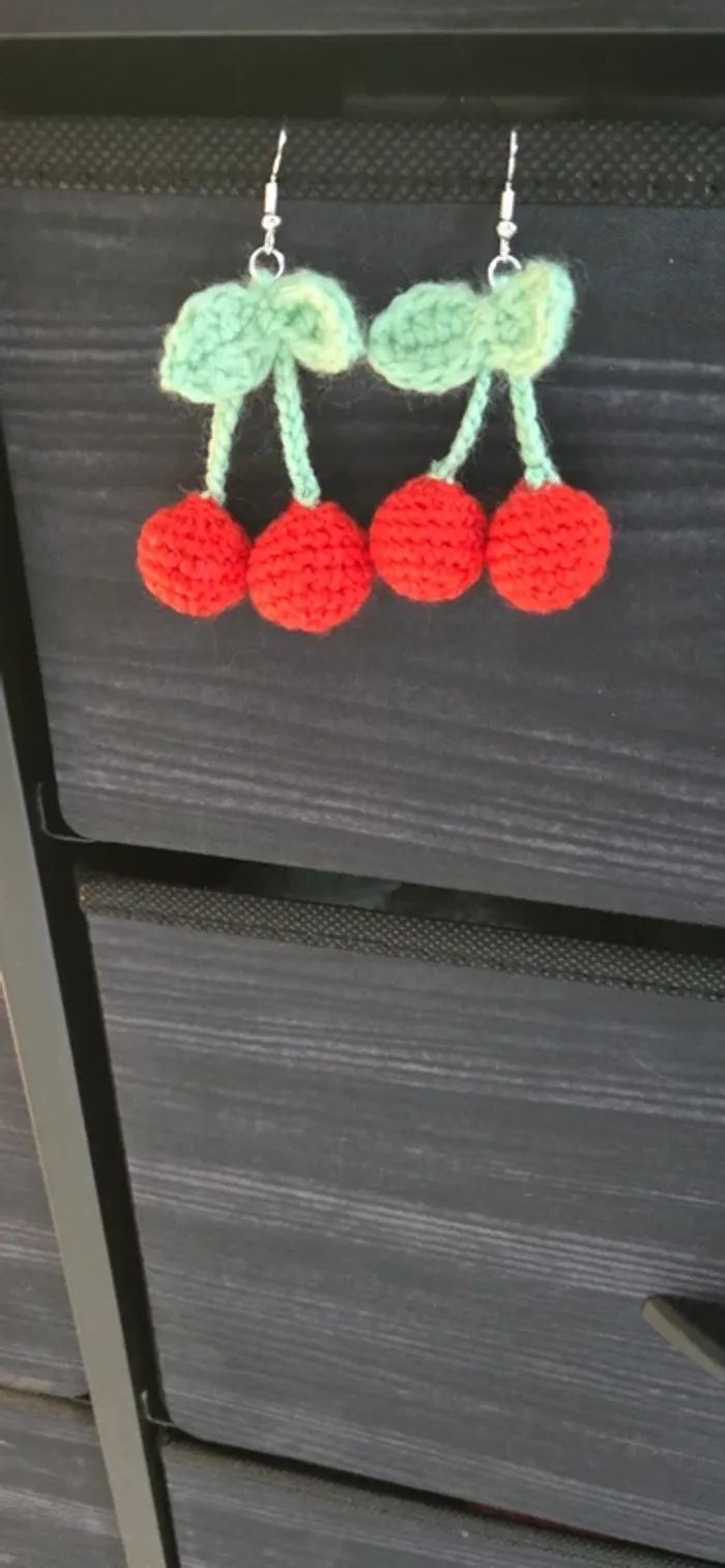 Boucle d'oreille cerise neuf - photo numéro 3