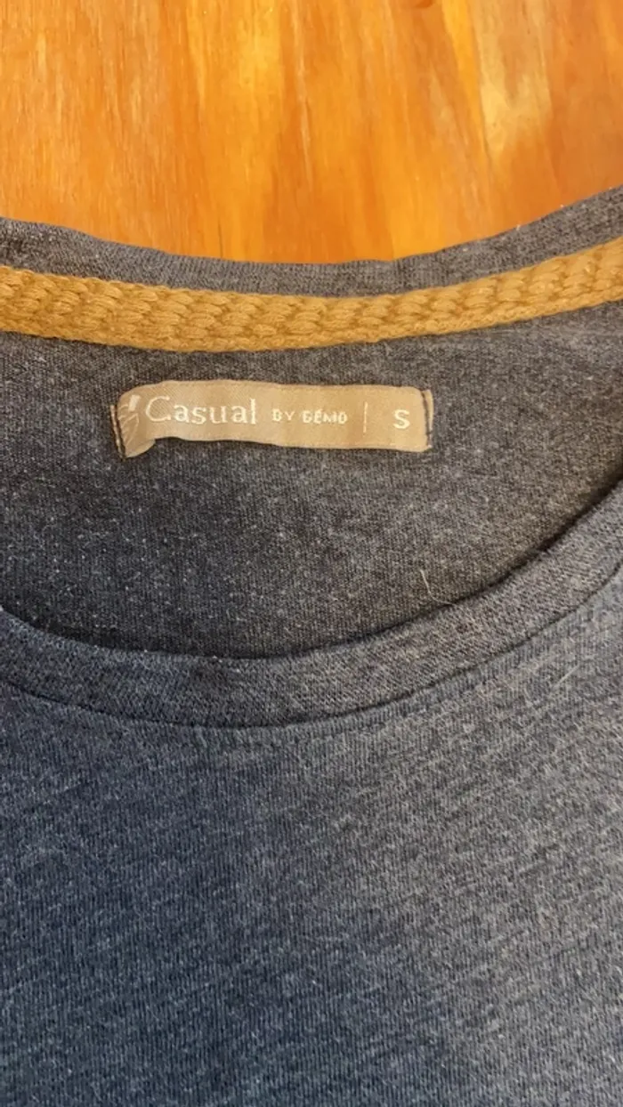 T-shirt gris moucheté avec imprimés - photo numéro 2
