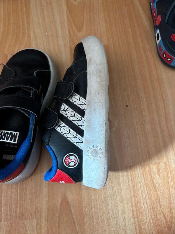 Chaussures Adidas Spider-Man Taille 27 – Style Marvel pour Super-Héros en Herbe - photo numéro 2