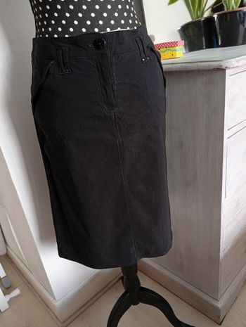 Jupe noire longueur du genou 40 