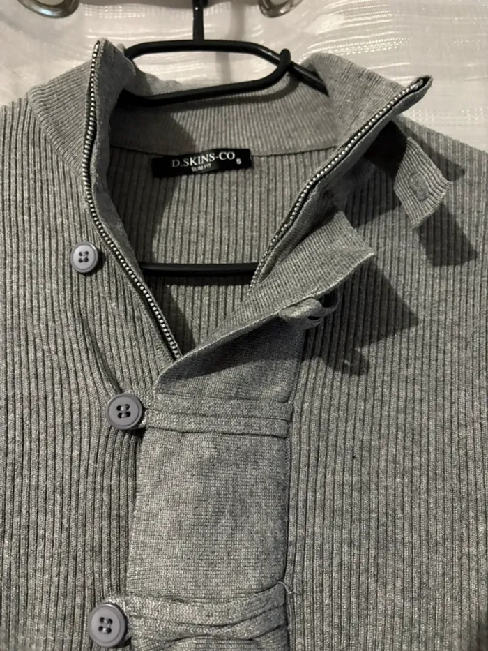 Pull gris à fermeture - photo numéro 3