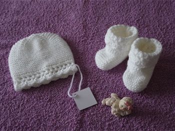 Joli ensemble blanc 0/3 mois neuf : Bonnet + chaussons