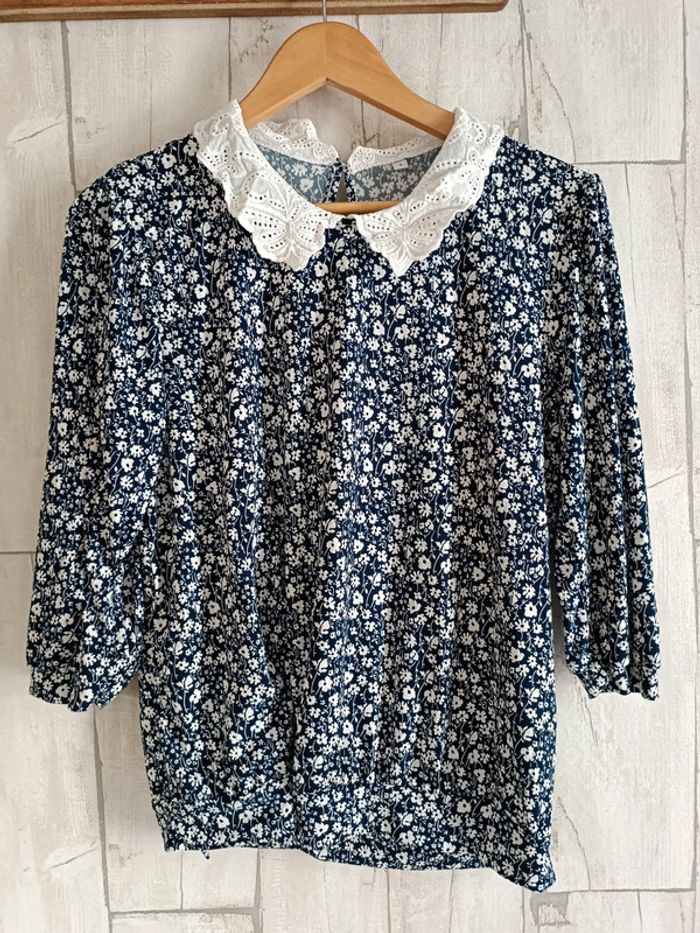 Blouse bleue à fleurs blanches et son col en broderie
