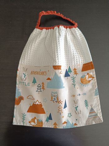 Serviette de table élastiquée, forme bavoir , mixte  , pour cantine école maternelle