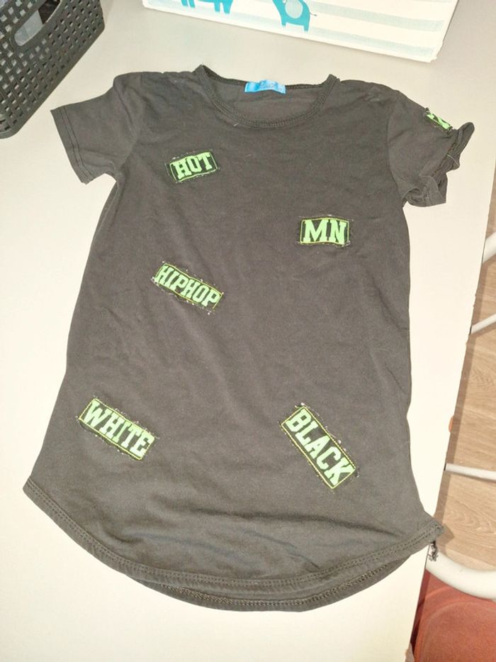 Tee shirt noir et vert fluo 10 ans