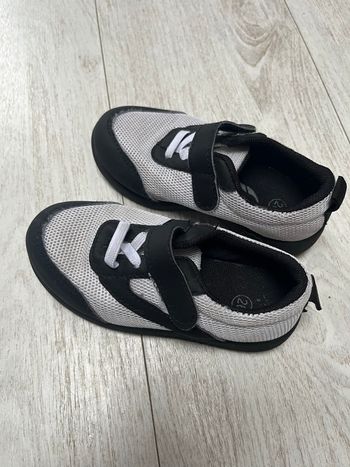 Baskets noires blanches à scratch  taille 26