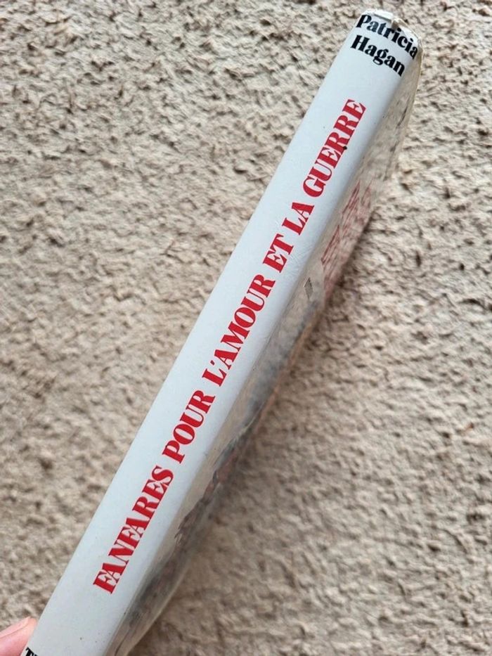 Livre relié "Fanfares pour l'amour et la guerre" de Patricia Hagan - photo numéro 4