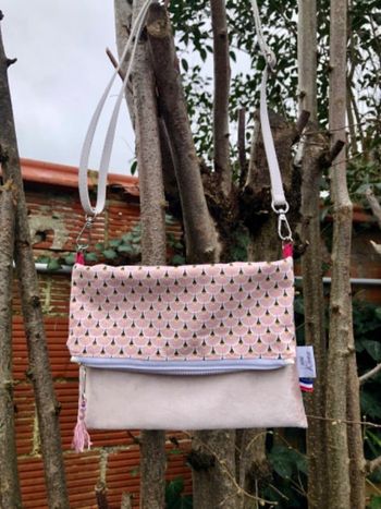 Sac rose et brillant avec bandoulière  réglable