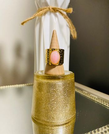 Bague épaisse martelée doré pierre nuage rose acier inoxydable 