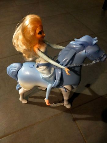 La reine des neiges reine des neiges et son cheval interactif