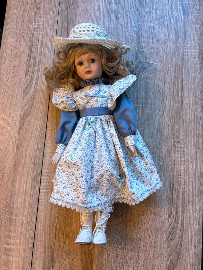 Poupée en porcelaine