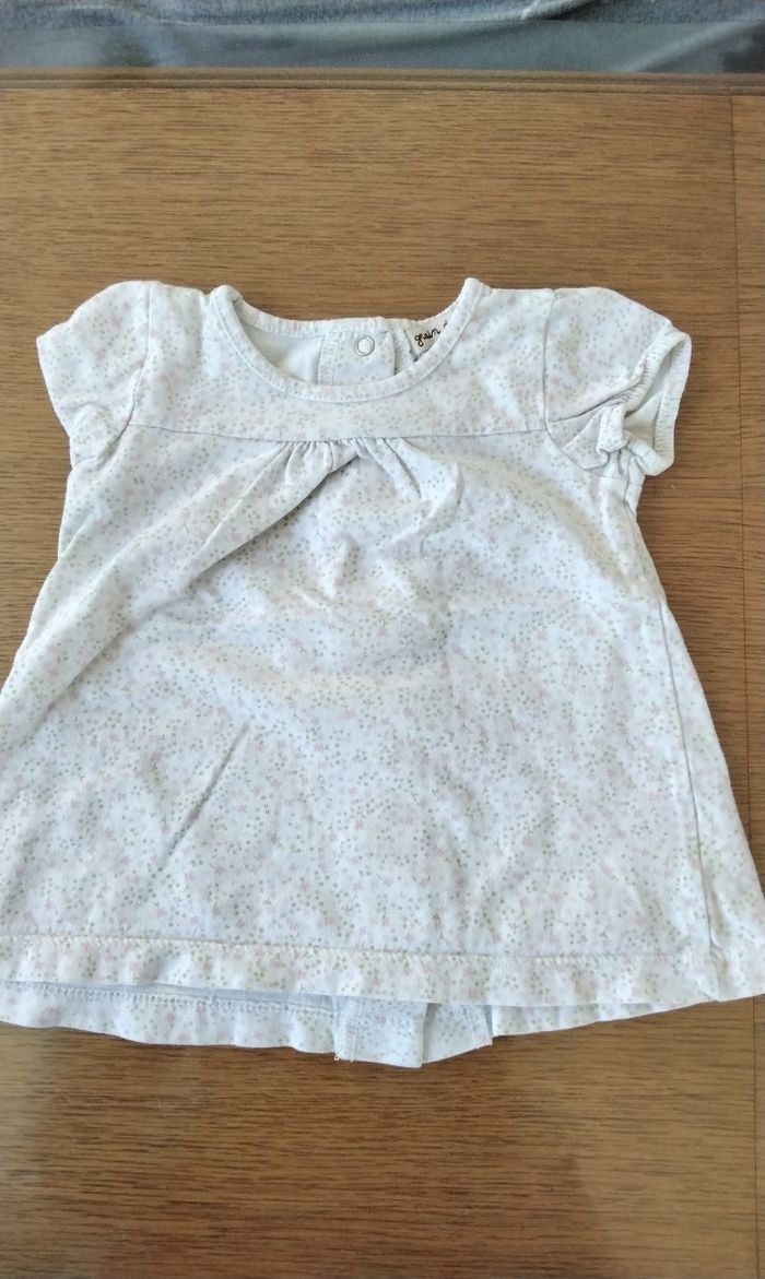 Robe manches courtes  , blanche avec des petites fleurs  , Grain de Blé  , 3M  60cm