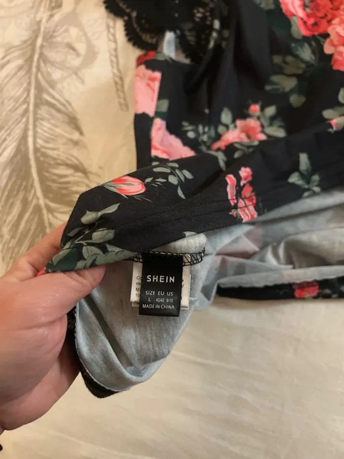 T-shirt fleuri et dentelle - photo numéro 6