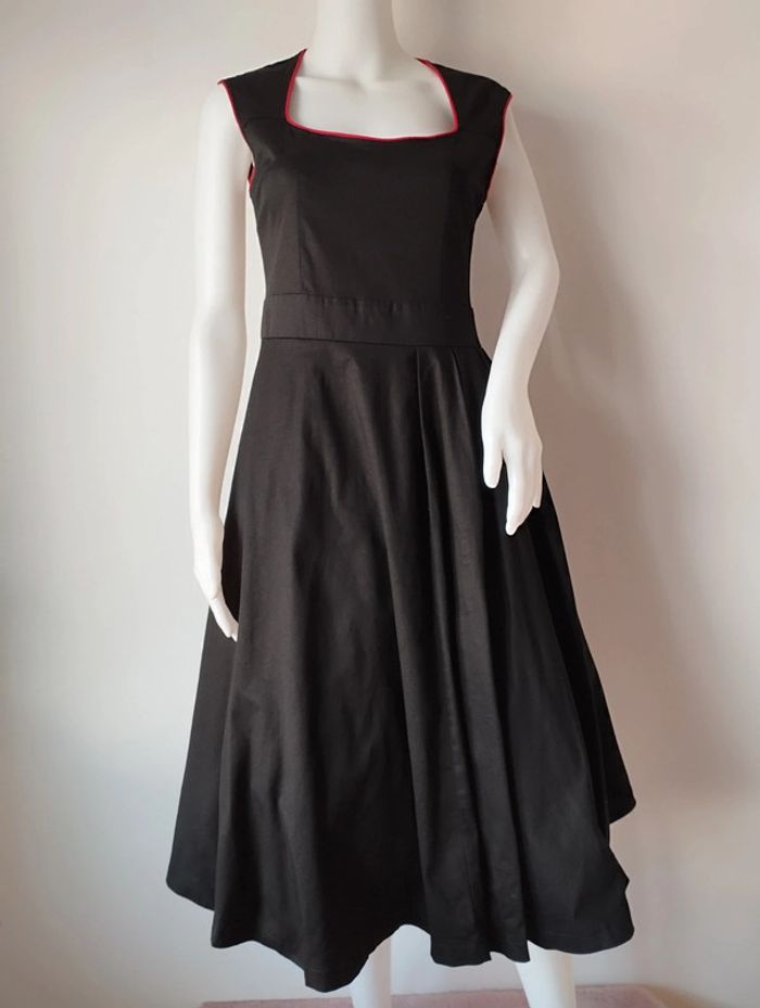 Robe Lindy Bop Rockabilly/Pin up noire avec liseré rouge - photo numéro 3
