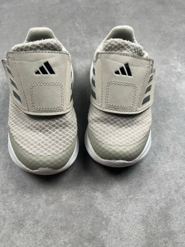 Chaussure adidas taille 23