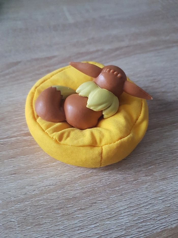 Figurine Pokémon Evoli de collection sur son coussin - photo numéro 2