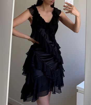 Robe moulante satinée à volants vintage noir