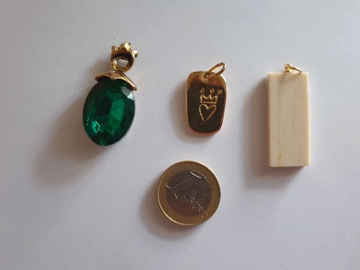 Ravissant lot pendentifs et breloque vintage