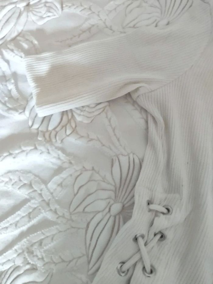 Tee-shirt moulant crème avec lacets sur les côtés Mango - photo numéro 3