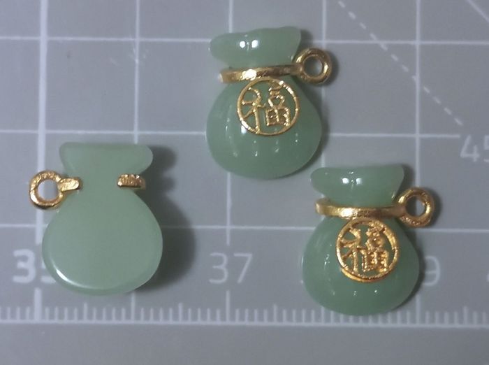 3 x breloques pendentifs "Petite bourse porte bonheur" en verre et métal doré - photo numéro 4