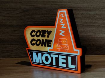 Cozy Cone Motel 23x20cm Excellent état Fan Art Cars Disney Pixar