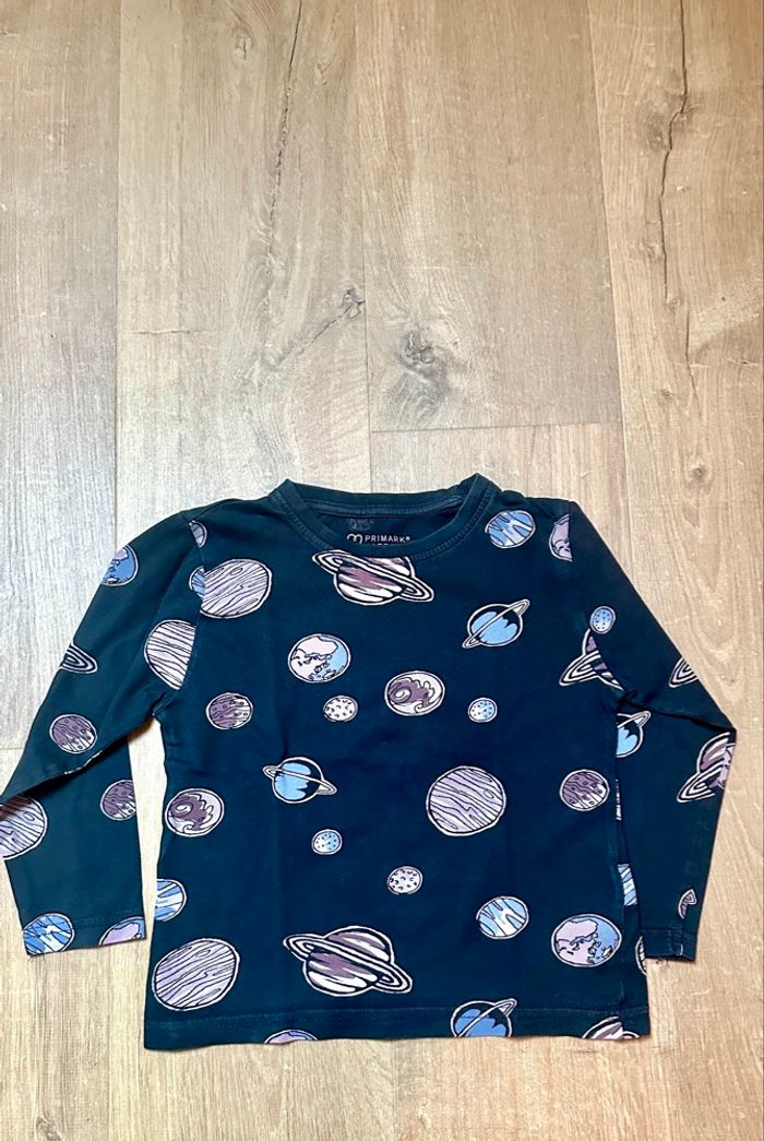 💜Teeshirt noir motif planète primark taille 4/5 ans 💜 - photo numéro 4
