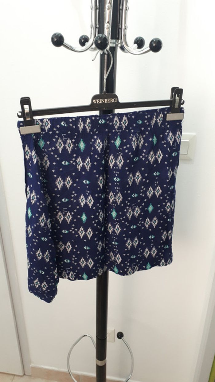 Jupe bleue à motifs