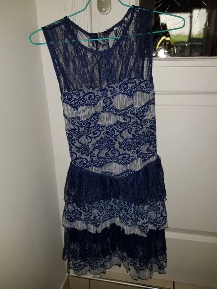 Robe dentelle à volants