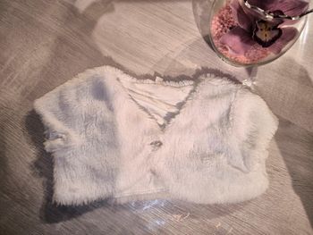 Cache coeur blan pailleté