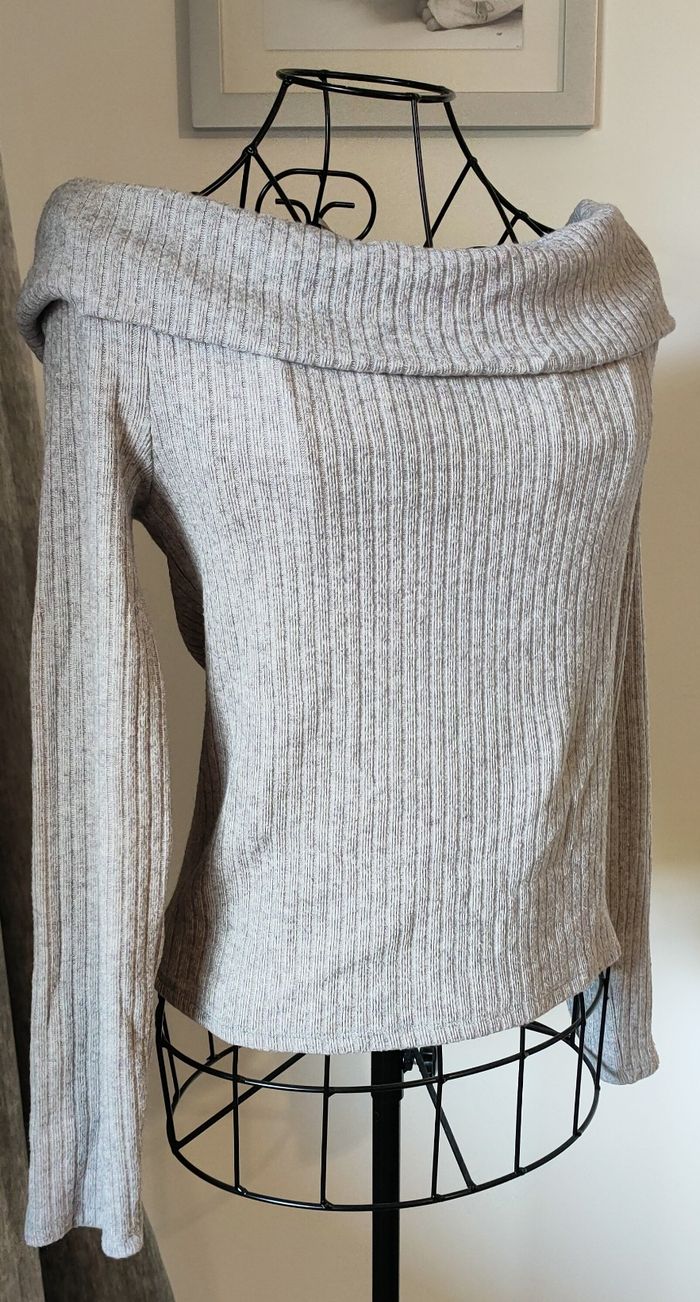 Pull épaules dénudées haut col bardot côtelé