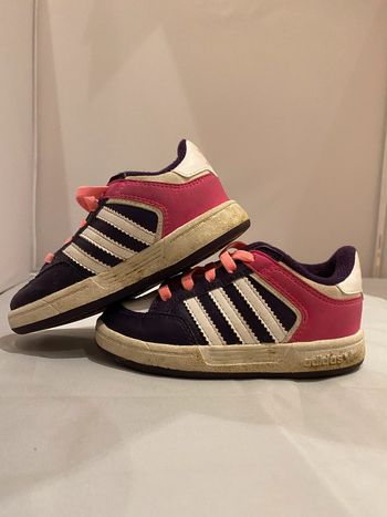 Paire de chaussures adidas