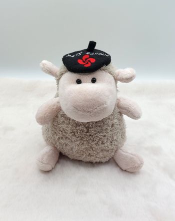 Peluche doudou mouton beige portant un béret noir du pays Basque Euro souvenirs