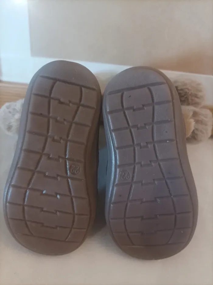 Bottines kaki/gris  à pompons neuves fille pointure 22 - photo numéro 3