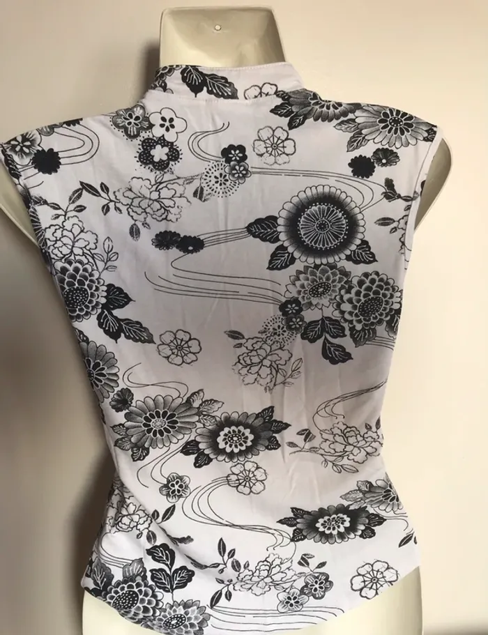 Tee shirt blanc fleurs noire - photo numéro 2